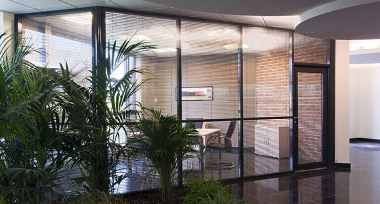 cloison-hoyez-ossature-noire-stores-integres-amenagement-bur