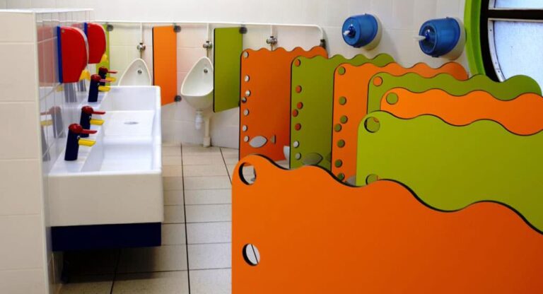 sanitaire-enfant-cloison-vestiaire-1